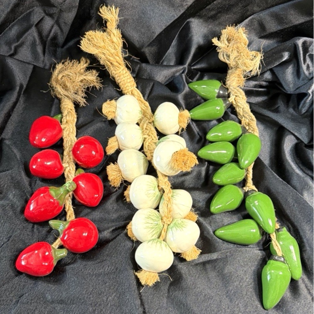 3 VTG CERAMIC 15"JALEPANO & RED PEPPER AND‎ 12" GARLIC ON BRAIDED ROPE (2648)